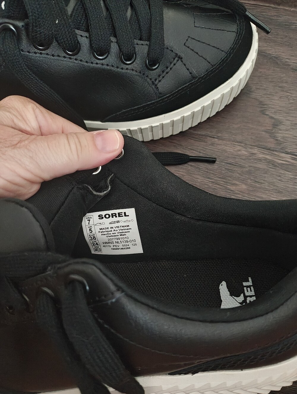 Sorel Black Low-Top Leather Sneaker with White Sole Size 7.. Worn One Time - Picture 6 of 7
